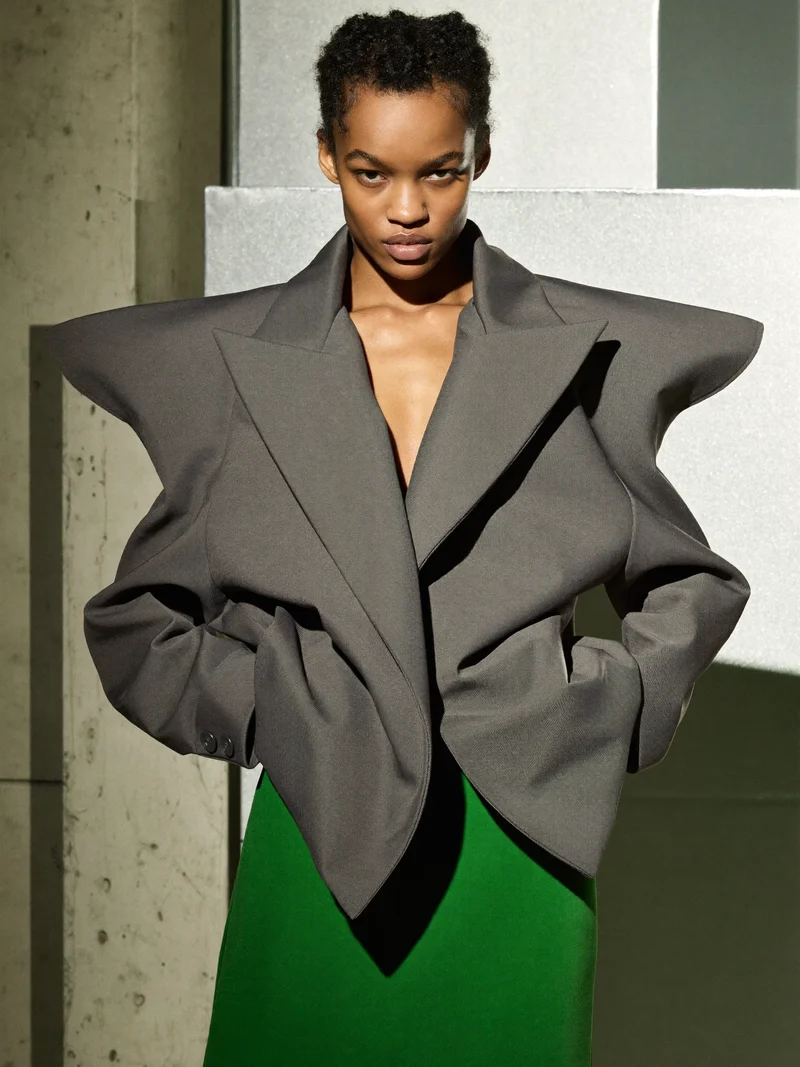 Illustration: skulpturale Oversize-Jacke aus steinfarbenem technischem Gewebe